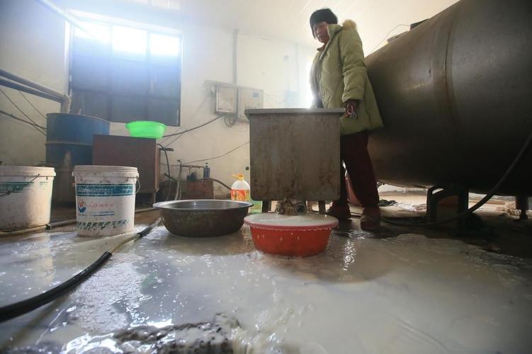 產能過剩,在乳業專家看來,收購標準提高,乳制品生產企業自身牧場增加
