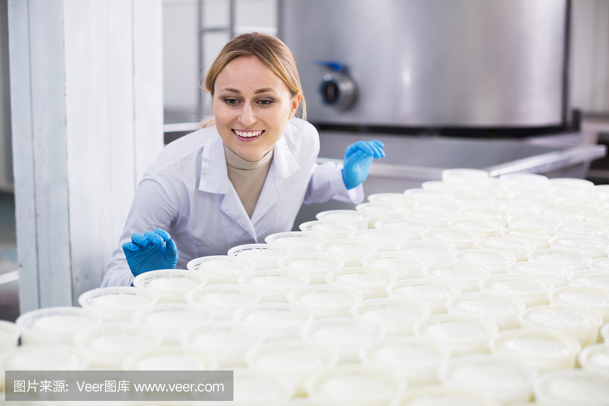 婦女在農(nóng)家干酪生產(chǎn)