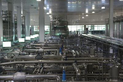 巴彥淖爾這家工廠要火 | 海外大V走進(jìn)蒙牛磴口工廠 感受最先進(jìn)的乳業(yè)生產(chǎn)流程(組圖)